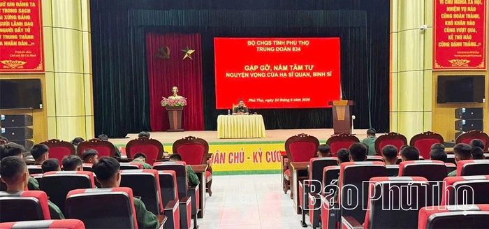 Chỉ huy Trung đoàn 834 tổ chức hội nghị gặp gỡ, nắm bắt tâm tư, nguyện vọng của hạ sĩ quan, binh sĩ nhằm thực hiện tốt hơn các chế độ chính sách và tổ chức huấn luyện.