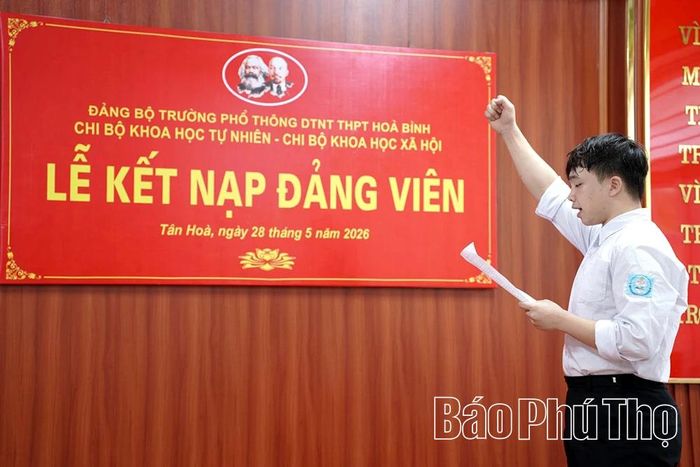 Học sinh ưu tú của Trường PT DTNT THPT Hòa Bình thể hiện quyết tâm rèn luyện, phấn đấu khi được đứng trong hàng ngũ của Đảng.