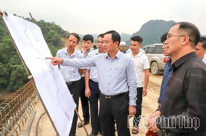 Đồng chí Quách Tất Liêm - Tỉnh ủy viên, Phó Chủ tịch UBND tỉnh kiểm tra tiến độ tuyến đường liên kết vùng Thung Nai - Mường Hoa - Mường Bi - Quốc lộ 6.