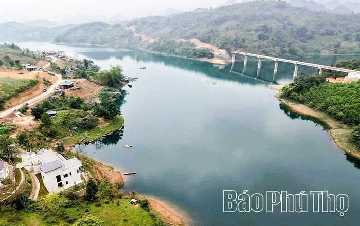 Tuyến đường liên kết vùng từ xã Thung Nai - Mường Hoa - Mường Bi - Quốc lộ 6 giúp đánh thức không gian phát triển mới của tỉnh, gắn với phát triển Khu du lịch quốc gia lòng hồ Hòa Bình.