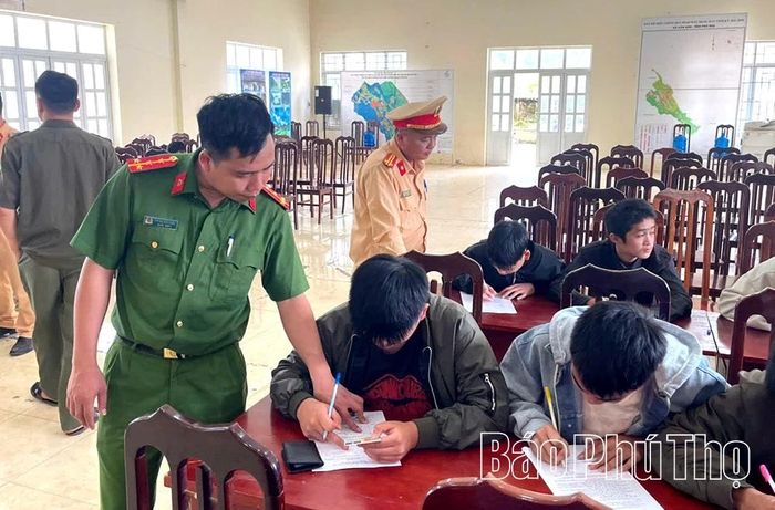 Công an xã Vân Sơn hướng dẫn thanh, thiếu niên ký cam kết không vi phạm các quy định về trật tự an toàn giao thông.