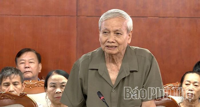 Người bệnh nêu ý kiến về những biểu hiện bệnh của mình nhờ bác sĩ tư vấn phương pháp điều trị.