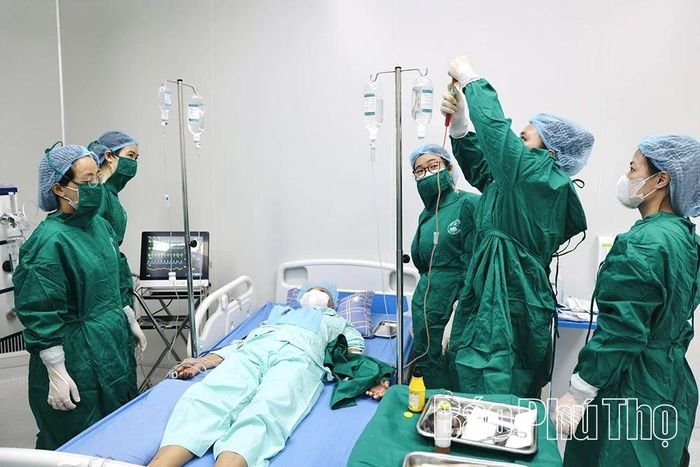 Các y, bác sĩ Bệnh viện Đa khoa Vĩnh Phúc thực hiện kỹ thuật ghép tế bào gốc lấy máu tự thân.