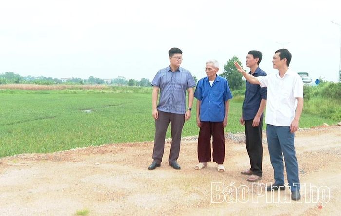 Lãnh đạo phường Phong Châu kiểm tra hiện trường khu vực quy hoạch xây dựng Trạm xử lý nước thải.