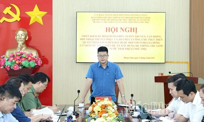 Ông Đinh Xuân Thắng - Phó Chủ tịch UBND phường Phong Châu chủ trì hội nghị triển khai kế hoạch cưỡng chế thực hiện quyết định kiểm đếm bắt buộc để thực hiện dự án.
