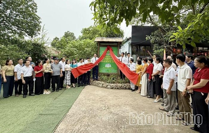 Lãnh đạo Hội Nông dân tỉnh Phú Thọ và các đại biểu gắn biển mô hình điểm Nông dân làm du lịch văn hóa bản địa gắn với nông nghiệp sinh thái cho HTX Nấm Tam Đảo.