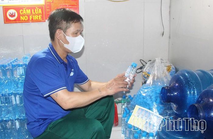 Quy trình chiết rót, đóng nắp và dán nhãn được thực hiện trên dây chuyền khép kín, hạn chế tối đa nguy cơ nhiễm khuẩn. 
