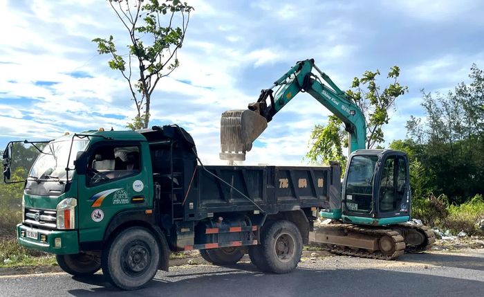 Lực lượng chức năng phường Đồng Hới thu gom, vận chuyển lượng rác thải đến đúng địa điểm xử lý - Ảnh: H.Tr