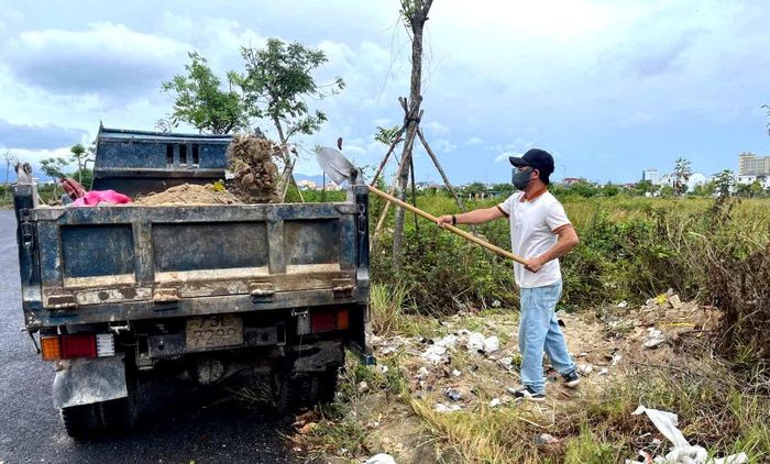 Buộc trường hợp vi phạm khắc phục hậu quả, thu gom rác thải, vận chuyển đến bãi rác để cân, đổ đúng quy định và thực hiện nộp phạt - Ảnh: H.Tr