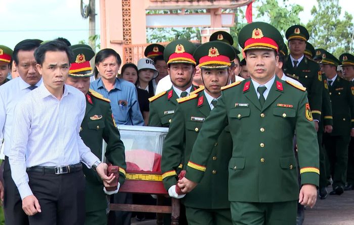 Các đại biểu đưa hài cốt liệt sĩ an táng tại Nghĩa trang liệt sĩ Gio Thành, xã Cửa Việt - Ảnh: Việt Anh