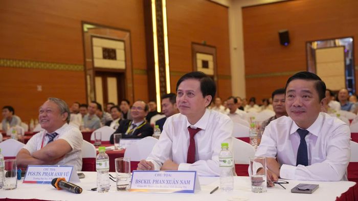 Đại biểu nghe chuyên gia đầu ngành trình bày các chuyên đề tại hội thảo - Ảnh: M.T