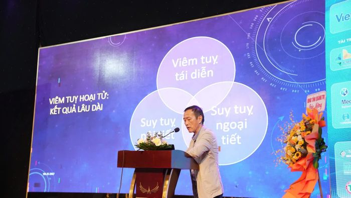 PGS.TS. Phạm Anh Vũ, Trưởng khoa Ngoại tiêu hóa, Bệnh viện Trường đại học Y Dược Huế trình bày chuyên đề "Cập nhật thái độ xử trí viêm tụy hoại tử" - Ảnh: M.T
