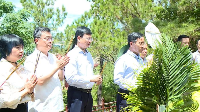 Đồng chí Phạm Đức Ấn, Thống đốc Ngân hàng Nhà nước Việt Nam dâng hương tại khu mộ Đại tướng Võ Nguyên Giáp - Ảnh: T.T