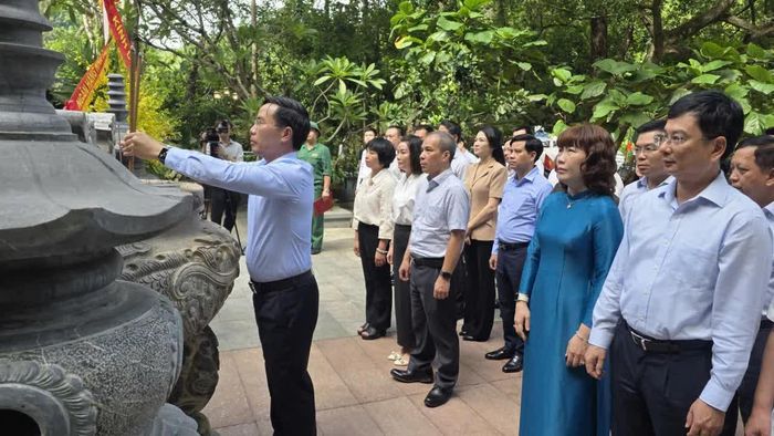 Đoàn công tác Ngân hàng Nhà nước Việt Nam tưởng nhớ công lao to lớn của các anh hùng liệt sĩ tại Di tích quốc gia đặc biệt Hang Tám Cô - Ảnh: T.T