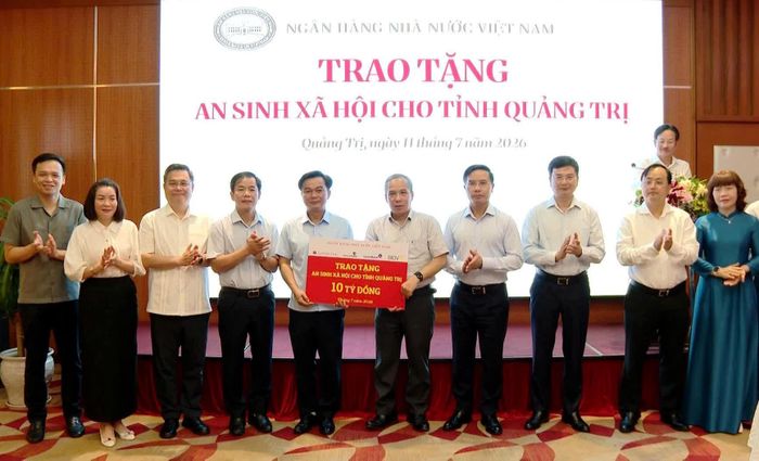 Đoàn công tác Ngân hàng Nhà nước Việt Nam trao tặng an sinh xã hội cho tỉnh Quảng Trị - Ảnh: T.T