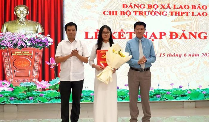 Lễ công bố quyết định kết nạp đảng viên của Chi bộ Trường THPT Lao Bảo - Ảnh: Q.V