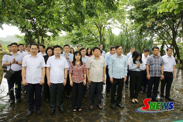 Các đại biểu dâng hương tại Khu Di tích lịch sử lưu niệm Trung đoàn 52 Tây Tiến.