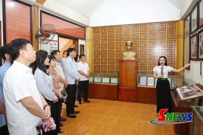 Các đại biểu thăm nhà truyền thống Khu Di tích lịch sử lưu niệm Trung đoàn 52 Tây Tiến.