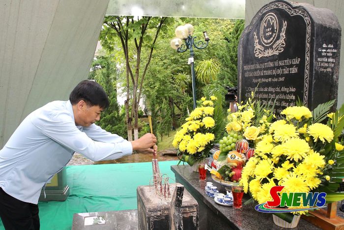 Đồng chí Nguyễn Hữu Đông dâng hương tại Khu Di tích lịch sử lưu niệm Trung đoàn 52 Tây Tiến.
