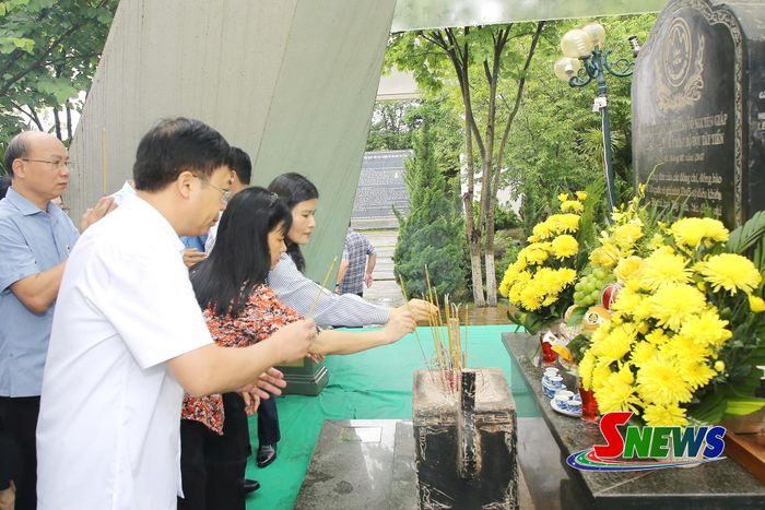 Các đại biểu dâng hương tại Khu Di tích lịch sử lưu niệm Trung đoàn 52 Tây Tiến.