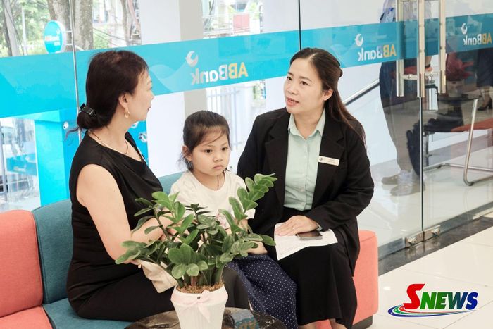 Nhân viên ABBank chi nhánh Sơn La tư vấn các giải pháp tài chính, ngân hàng phù hợp cho khách hàng.