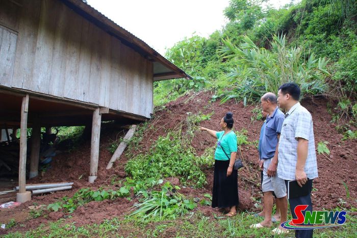 UBND xã Mường Giôn kiểm tra, nắm tình hình các hộ dân bị thiệt hại về nhà ở.