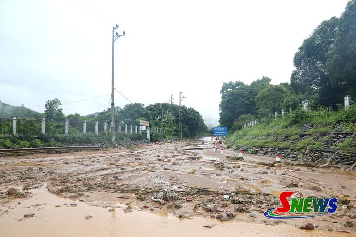 Mưa lớn làm đất đá tràn ra đường khu vực cầu Vạn Bú, xã Mường La.