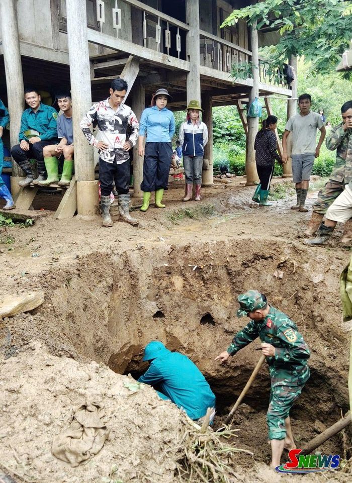 Hố sụt xuất hiện gây sạt lở móng nhà ông Vì Văn Múa, thôn An Hưng, xã Phiêng Khoài. 