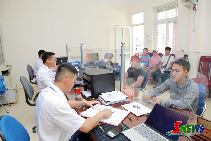 Trung tâm Phục vụ hành chính công xã Tân Yên giải quyết thủ tục cho nhân dân.