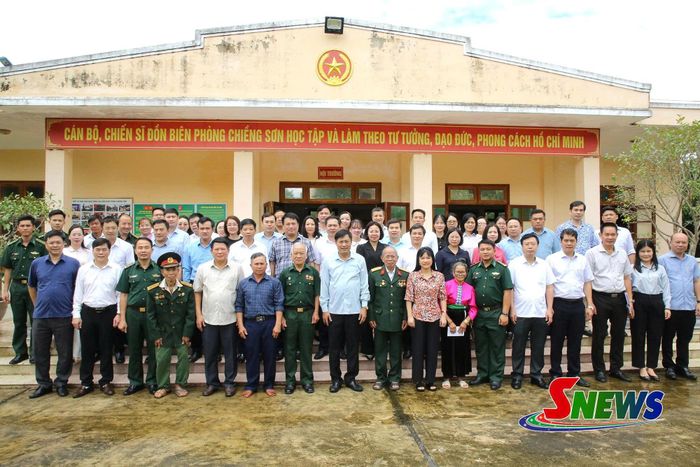Các đại biểu tham gia cuộc sinh hoạt chuyên đề chụp ảnh lưu niệm.