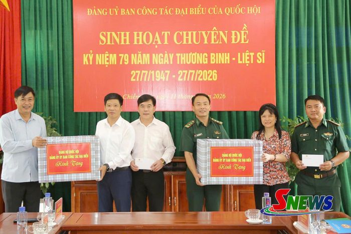 Đồng chí Nguyễn Hữu Đông tặng quà cho Đảng ủy xã Chiềng Sơn và Đồn biên phòng Chiềng Sơn