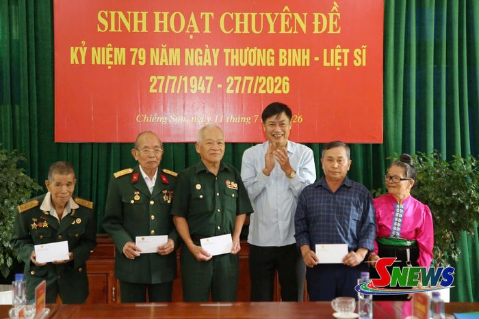 Đồng chí Nguyễn Hữu Đông tặng quà cho các gia đình chính sách, người có công với cách mạng trên địa bàn xã Chiềng Sơn.