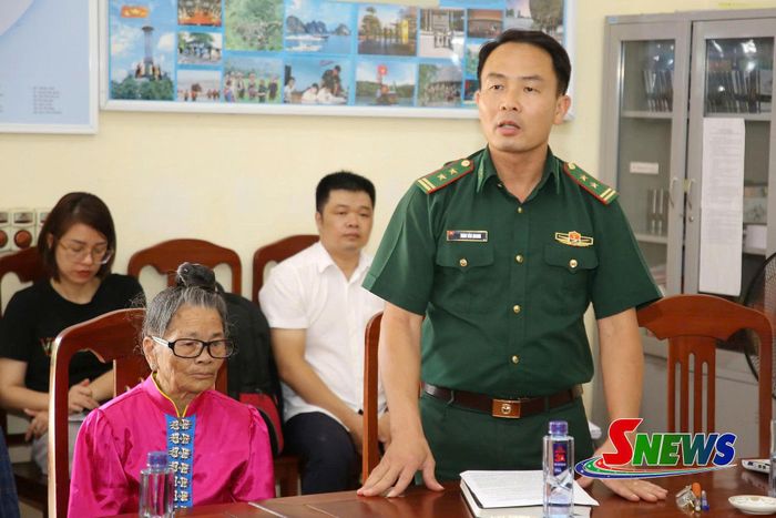 Lãnh đạo Đồn Biên phòng Chiềng Sơn báo cáo tại cuộc sinh hoạt.