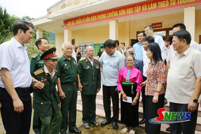 Các đại biểu trao đổi tại cuộc sinh hoạt chuyên đề.