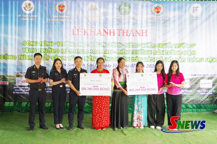 Các đơn vị tài trợ trao biển tượng trưng cho trường Mầm non Hoa Ban, xã Yên Sơn.