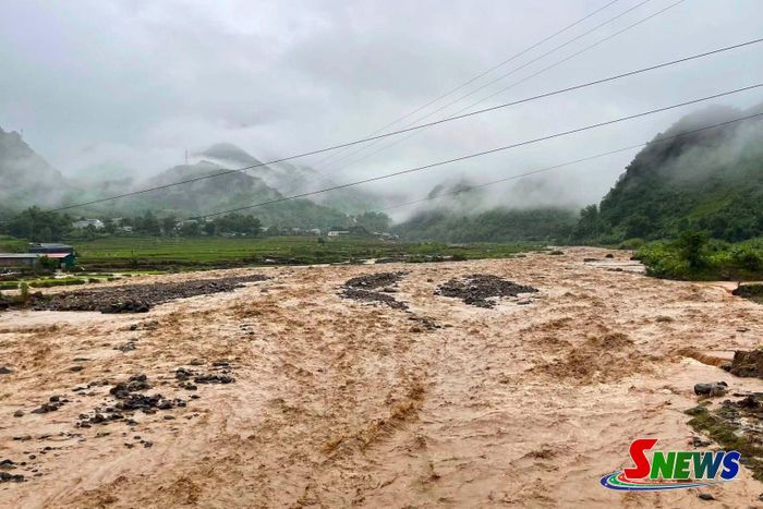 Mưa lớn khiến nước suối Nặm Păm, xã Mường La dâng cao, chảy xiết, tiềm ẩn nguy cơ mất an toàn. Ảnh PV
