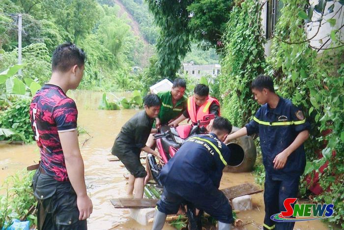 Công an xã Mường La hỗ trợ nhân dân di chuyển đồ khỏi nơi ngạp lụt.