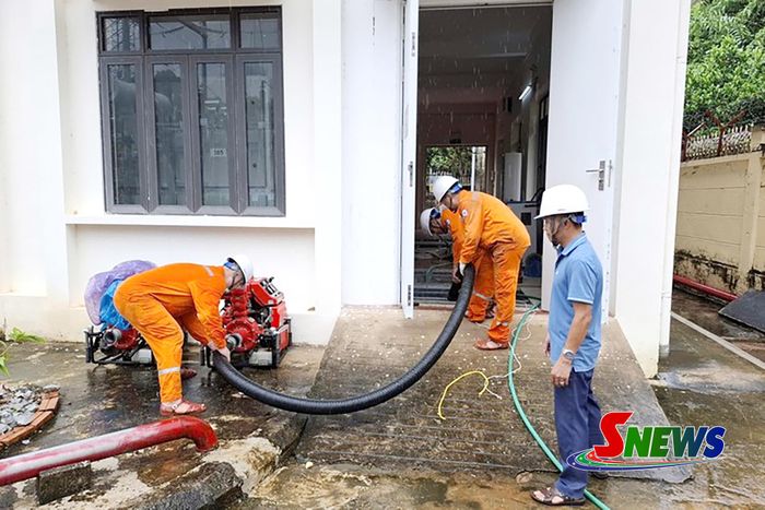 Cán bộ nhân viên Xí nghiệp lưới điện cao thế Sơn La bơm tiêu úng tại trạm biến áp 110kV Mường La.