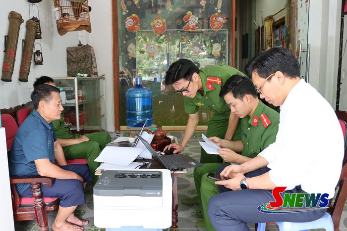 Các cơ quan chức năng làm việc với hộ ông Nguyễn Hữu Hướng, thôn 7, xã Chiềng Mung.