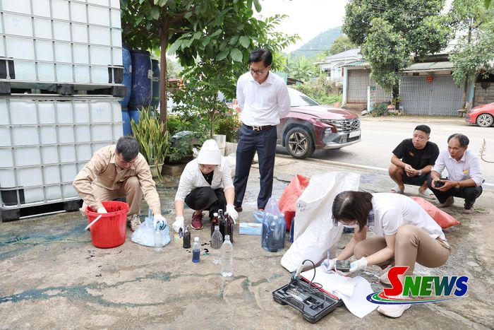 Lực lượng chức năng lấy mẫu phục vụ điều tra.