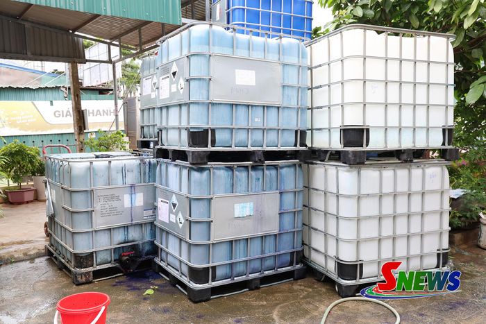 Các thùng chứa dung dịch tại nhà ông Nguyễn Hữu Hướng.