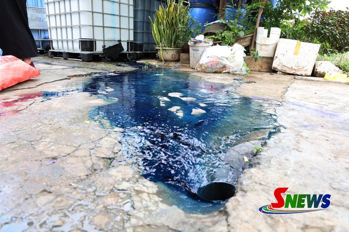 Dung dịch sau khi sục rửa chuyển màu xanh chảy vào rãnh thoát nước khu vực 4G.