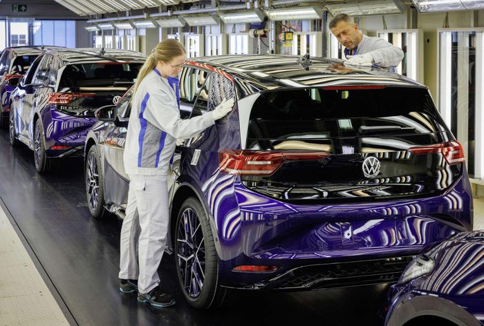 Lắp ráp xe điện I.D3 tại Dresden (Đức). Ảnh: Volkswagen