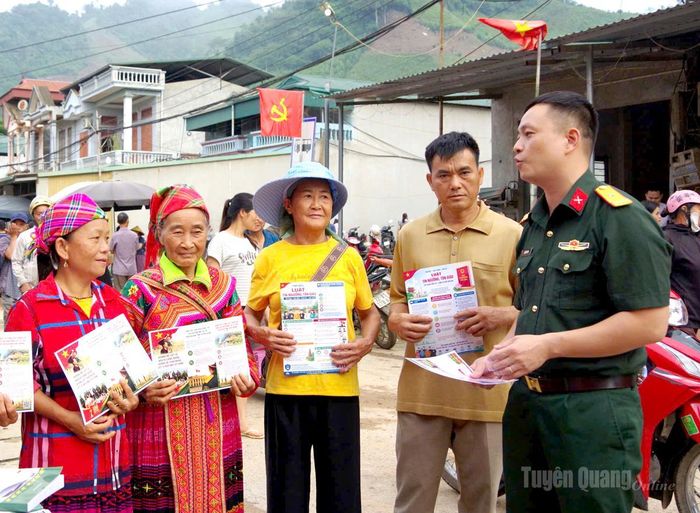 Cán bộ, chiến sĩ Bộ Chỉ huy Quân sự tỉnh tuyên truyền, vận động Nhân dân cung cấp thông tin về liệt sĩ, mộ liệt sĩ tại chợ phiên xã Hùng Lợi.