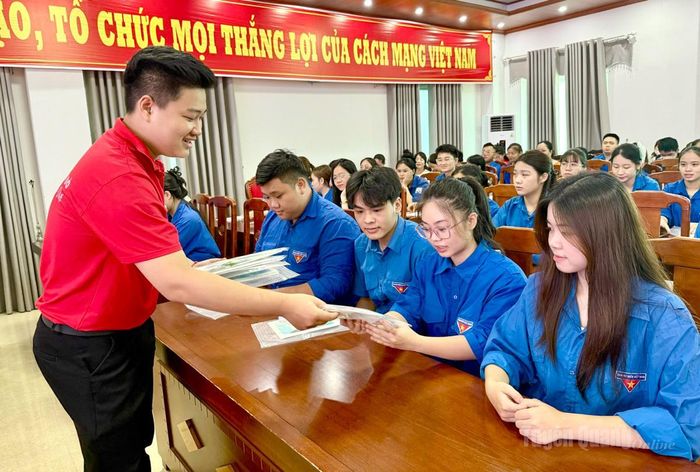 Các đại biểu được phát tài liệu tuyên truyền về “Hành trình đỏ”.