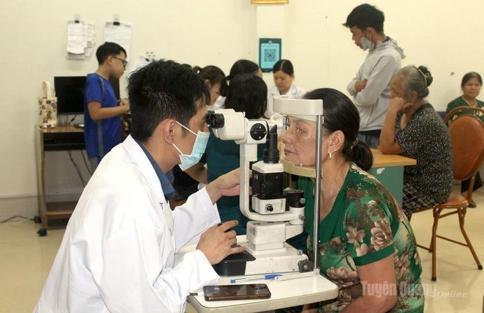 Bác sĩ khám mắt cho người dân.