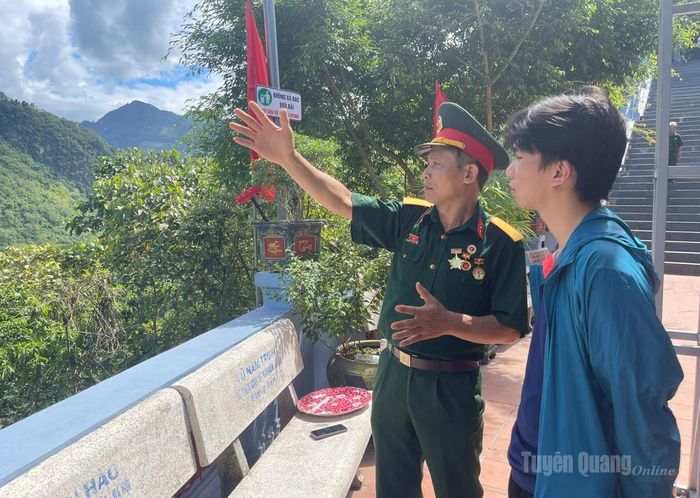 Cựu chiến binh Trịnh Ngọc Tiến kể lại những chiến dịch năm xưa cho con trai mình hiểu.