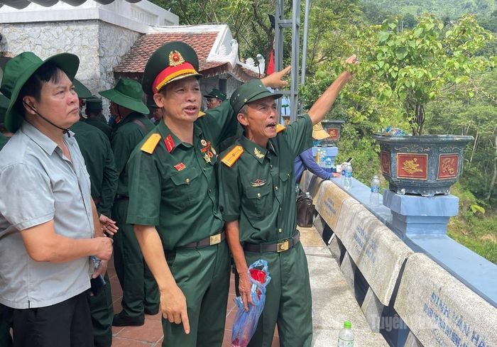 Cựu chiến binh Trịnh Ngọc Tiến, Sư đoàn 313 cùng đồng đội hướng về những điểm cao 685, 1509 nơi những đồng đội của anh đã ngã xuống và có người vẫn còn nằm lại đây.
