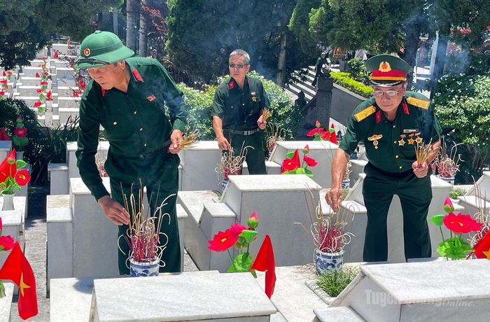 Cựu chiến binh Hoàng Đức Hoành, Sư đoàn 314 cùng các đồng đội thắp hương lên các phần mộ Liệt sĩ tại Nghĩa trang Liệt sĩ Quốc gia Vị Xuyên.