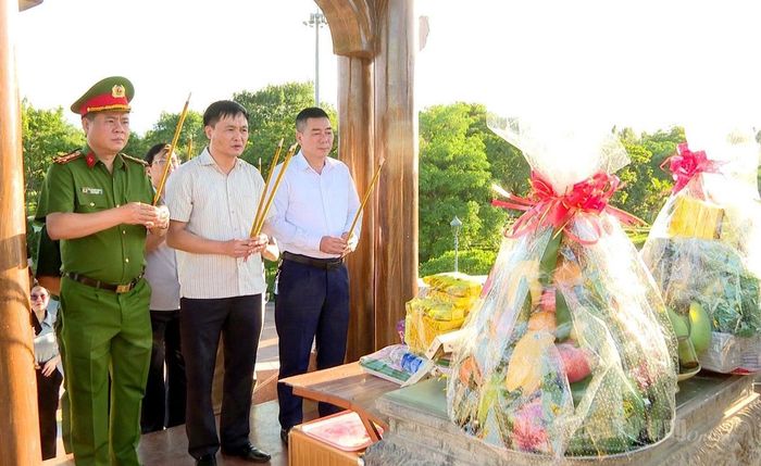 Đồng chí Đỗ Anh Tuấn, Ủy viên BCH Đảng bộ tỉnh và các thành viên trong đoàn dâng hương.